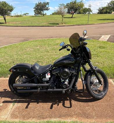 HARLEY-DAVIDSON SOFTAIL STREET BOB 